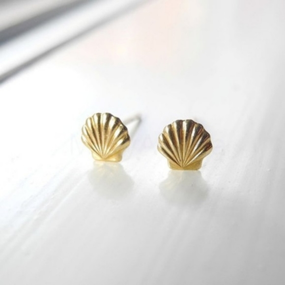 Gold Goldtone Seashell Shell Stud Earrings - Picture 3 of 3